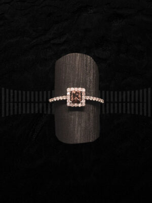 Sortija de Oro Rosa con Diamantes y Cuarzo