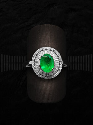 Sortija de Oro Blanco con Diamantes y Esmeralda