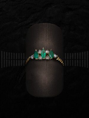 Sortija Oro Amarillo Garras Brillantes y Esmeralda