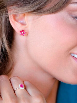 Anillo de oro blanco de 1ª Ley con rubí central y diamantes talla brillante