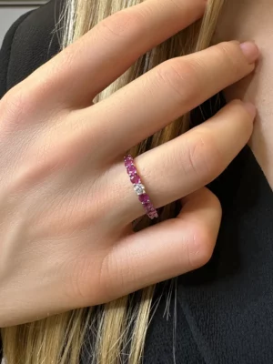 Colección Classic, Diamante 0.11 ct, rubi, alianza